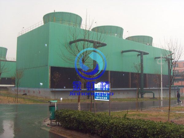 安裝在濟源聯(lián)創(chuàng  )化工的混凝土框架冷卻塔